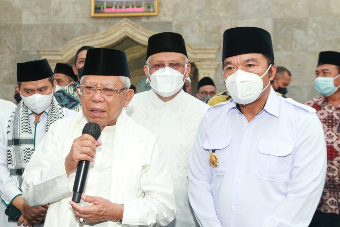 Pj Gubernur Banten Al Muktabar Dampingi Wapres KH Ma’ruf Amin Jum’atan di Masjid At Taqwa Tangsel