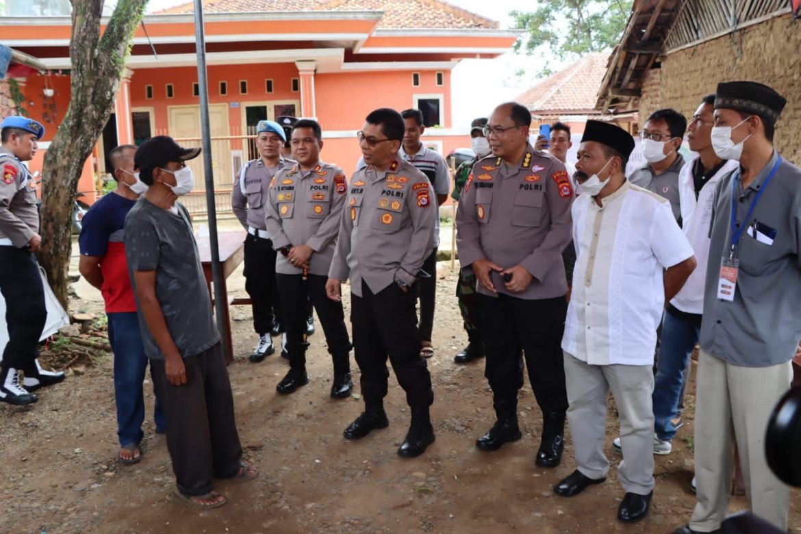 Pastikan Pilkades Aman, Kapolres Lebak dampingi Wakapolda Banten Cek dan Tinjau TPS di Desa Cikatapis