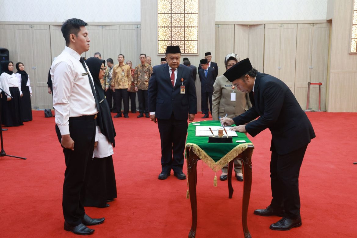 Pj Gubernur Banten Al Muktabar Berikan Tantangan Kepada 34 PNS Baru