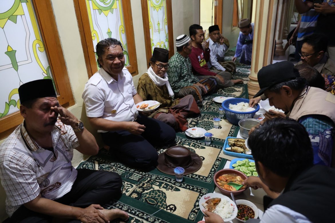 Makan Dengan Pecak Bandeng Turut Satukan Pj Gubernur Banten Al Muktabar Bersama Masyarakat