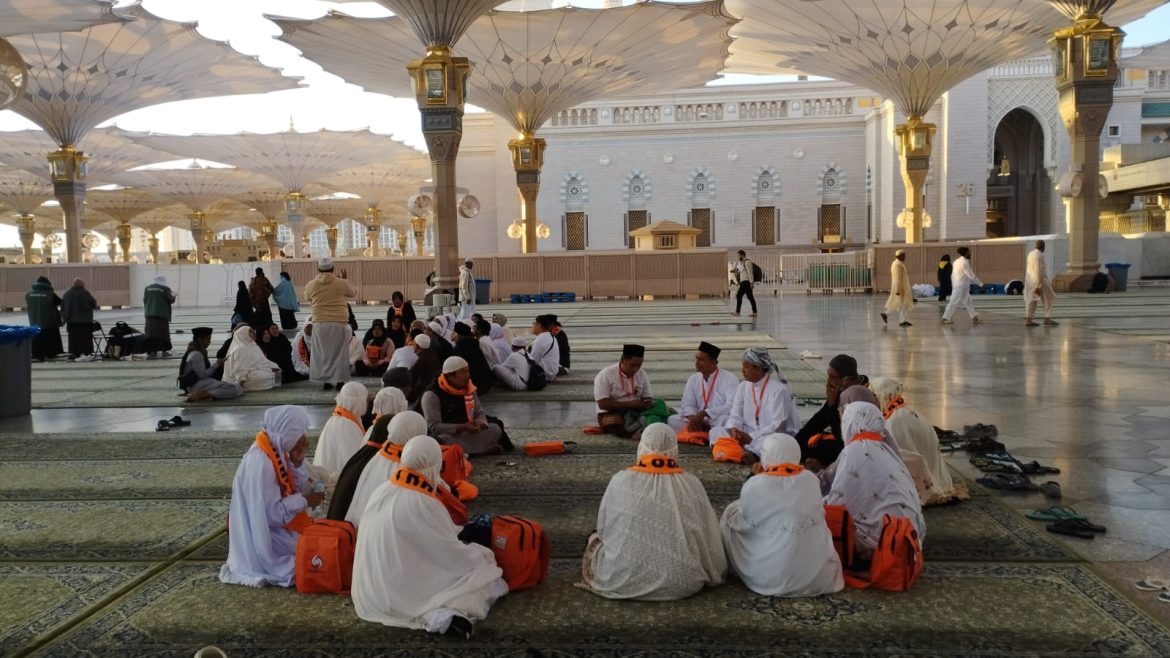 Jemaah Gaido Travel Terisak Tangis Saat Panjatkan Doa di Madinah