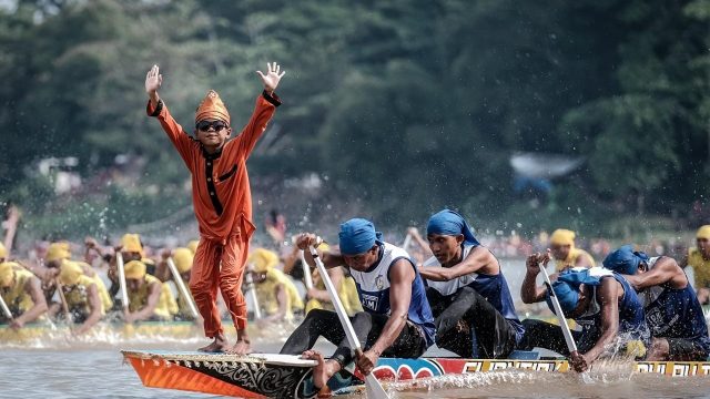 Dhika, bocah penari viral dari Kuansing, membawa tarian 'aura farming' pacu jalur mendunia. Simak kisah dan ajakannya ke festival unik ini!