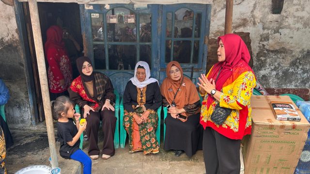 Kawal Penyaluran Bantuan Dinsos Cilegon, Istri Wali Kota Turut Serta ke Rumah Warga