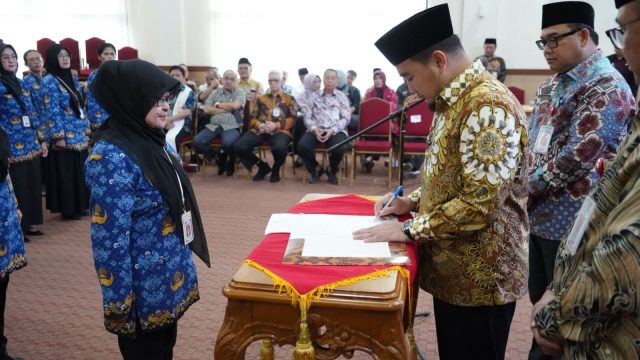 Pelantikan Pejabat Pemkot Cilegon, Walikota Robinsar Tekankan Pelayanan Prima Terhadap Publik