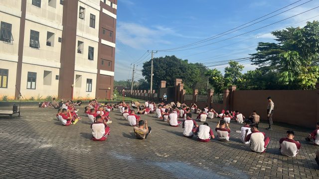 Jaga Stamina dan Soliditas, Personel Subden C Detasemen Perintis Gelar Olahraga Pagi di Cikeas