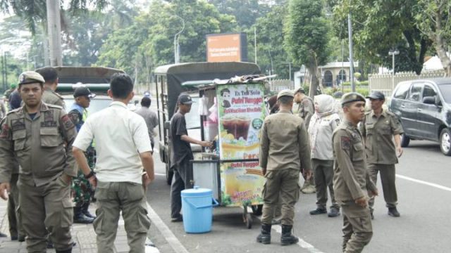 Satpol PP Tertibkan PKL di Sejumlah Ruas Jalan Kota Tangerang