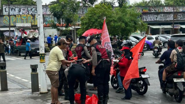 Aksi Simpatik Polisi di Tugu Proklamasi: Dekati Massa Unjuk Rasa Lewat Berbagi Makanan dan Senyuman