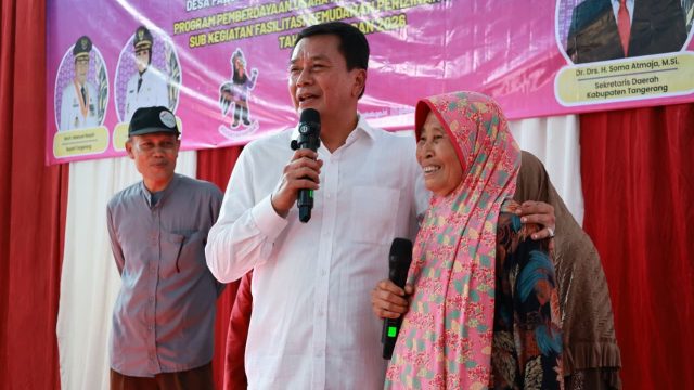 Bupati Tangerang Serahkan Bantuan 50 Gerobak UMKM dan Kompor Gas Untuk Warga 3 Kecamatan