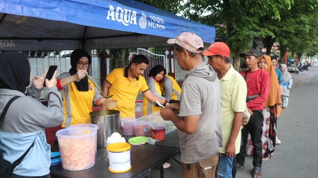 Jum’at Berkah, Kapolres Lebak Bagikan Makan Gratis kepada Warga
