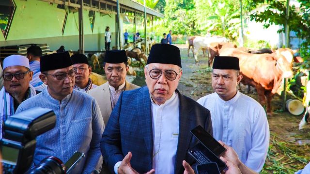 Pemkot Tangsel Salurkan 37 Sapi dan 60 Kambing Kurban berikut Wadah Ramah Lingkungan