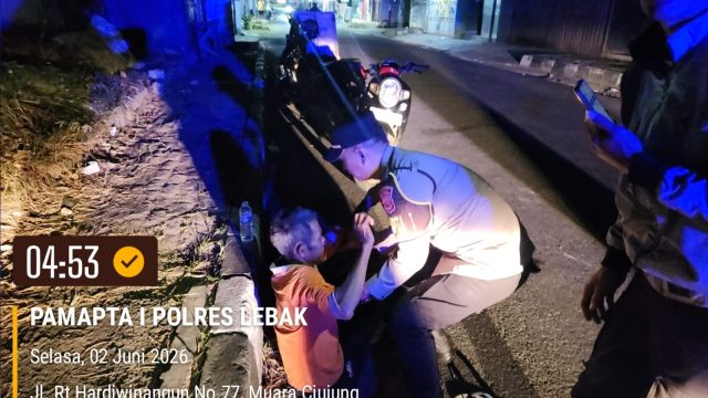 Respon Cepat Layanan 110, Personel Polres Lebak Bantu Warga yang Pingsan di Bahu Jalan