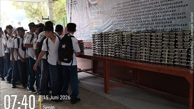 Antusias Sambut Program MBG, Siswa SMP Negeri 1 Cibadak Tertib Mengantre Menu Bergizi dari SPPG Tungku
