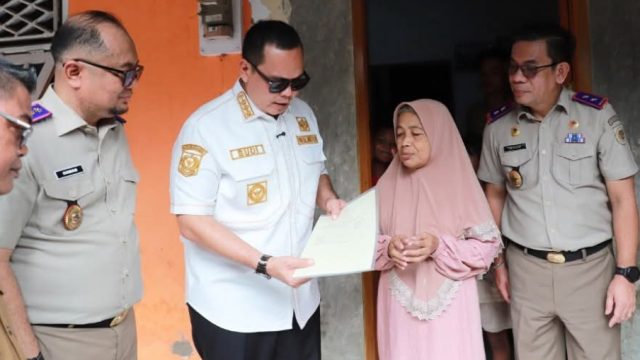 Kakanwil BPN Banten Bersama Wali Kota Serang Serahkan Sertipikat Program PTSL Secara Door to Door