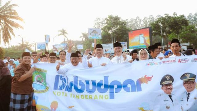Semarakan Festival Al-A’zhom ke-13, Jalan Sehat Sarungan Diikuti Ribuan Warga Kota Tangerang