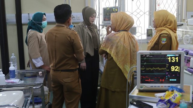 Berikan Perhatian Terhadap Bayi Terlantar, Ketua TP PKK Kota Cilegon Pastikan Kondisi Sehat dan Terawat