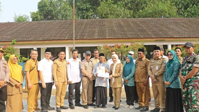 Bersama Kantah Kabupaten Serang, Bupati Ratu Zakiyah Door to Door Bagikan Sertipikat di Kopo