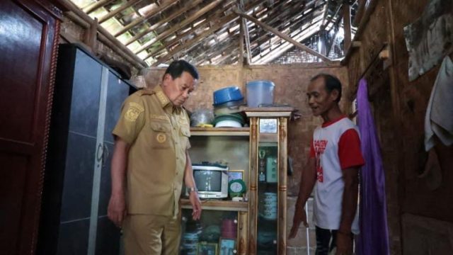 Tinjau Dua RTLH di Sukamulya, Bupati Tangerang Instruksikan Segera Dibangun untuk Kesejahteraan Masyarakat