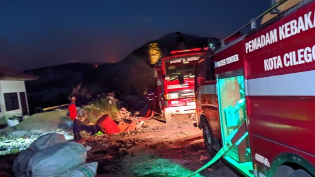 Solidaritas Antar Daerah, Damkar Kota Cilegon Bantu Padamkan Kebakaran TPSA Jatiwaringin Kabupaten Tangerang