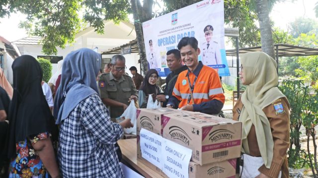 Operasi Pasar Diskoumperindag Kabupaten Serang di Kramatwatu Diserbu Emak-emak