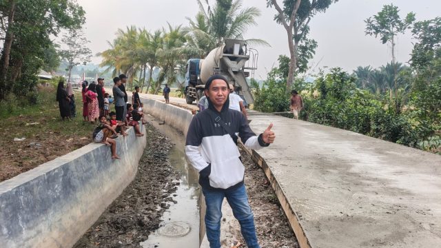 Warga Bojong Menteng Lakukan Pengecoran Jalan, Perbaikan untuk Tingkatkan Kenyamanan dan Keselamatan