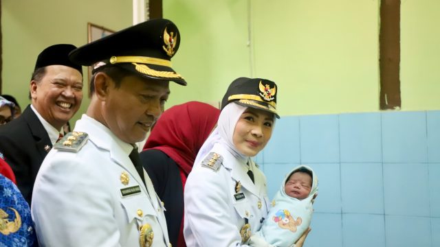 Lahir di HUT ke-81 RI, Bupati Serang Beri Nama Bayi Warga Kramatwatu Rachma Agustina
