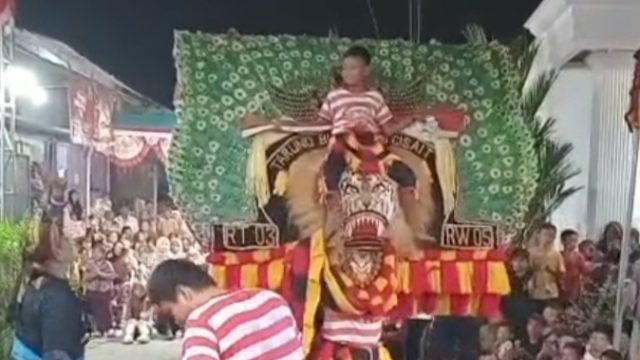 Atraksi Seni Reog Ponorogo Meriahkan Malam Puncak HUT RI ke-81 di Perumahan Puri Pratama Cisait