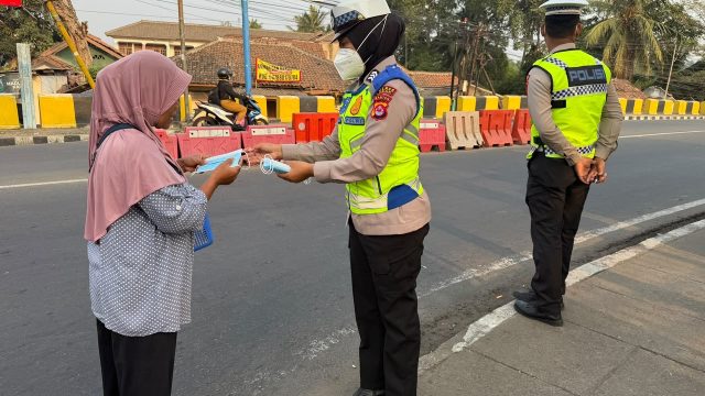 Polwan Polres Lebak Turun Langsung Bagikan Masker Kepada Masyarakat Antisipasi Abu Vulkanik Gunung Anak Krakatau
