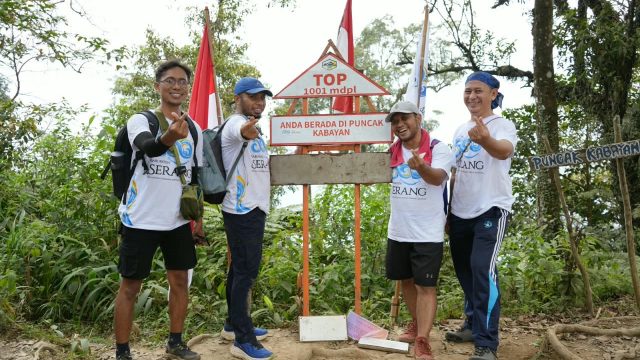 Bendera 500 Tahun Kabupaten Serang Dikibarkan di Puncak Gunung Prakasak Ciomas