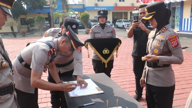 Kapolres Lebak Pimpin Upacara Sertijab Kabag SDM, Kasat Binmas, Kasiwas, dan Tiga Kapolsek Jajaran