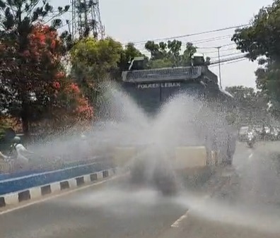 Antisipasi Dampak Debu Vulkanik, Polres Lebak Laksanakan Penyemprotan Menggunakan Mobil AWC