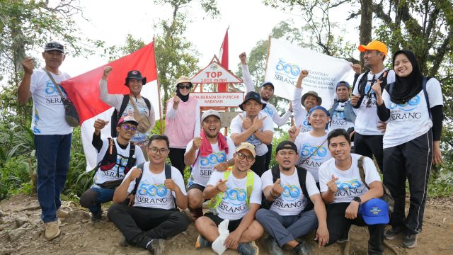 Jelang Hari Jadi Kabupaten Serang, Bendera Merah Putih 500 Tahun Dikibarkan di Puncak Gunung Prakasak Ciomas