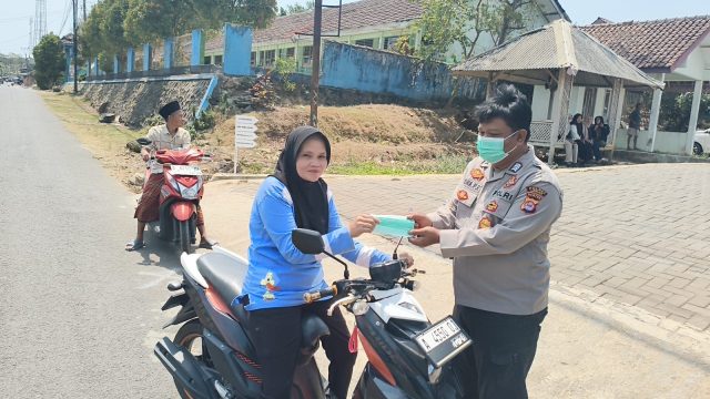 Cegah Penyakit Saluran Pernafasan Jajaran Personil Polsek Cijaku Polres Lebak Rutin Bagikan Masker ke Warga Masyarakat
