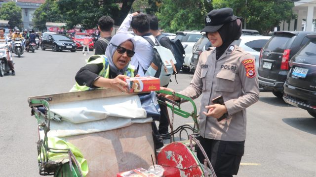 Wujud Kepedulian, Polwan Polres Lebak Bagikan Nasi Kotak Usai Pengamanan Sholat Jum’at