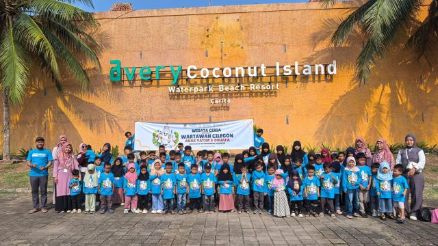Wisata Ceria Wartawan Cilegon Bareng Anak Yatim di Avery Coconut Island Dalam Rangka HUT Ke-26 Provinsi Banten