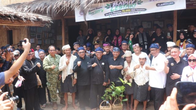 HUT ke-8 PUB: Andra Soni dan Taufiqurrahman Ruki Serahkan 70 Ribu Bibit untuk Baduy Lestari di Kanekes
